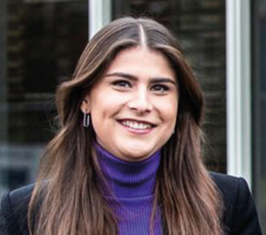 Professionele zakenvrouw in business casual kleding voor een zakelijke ontmoeting, frisse uitstraling, moderne achtergrond.