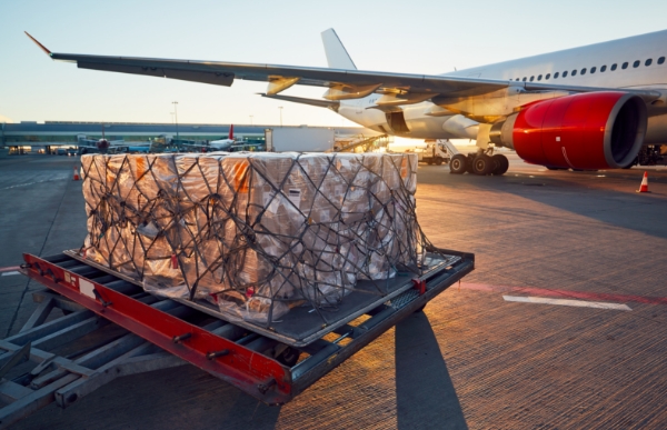 Onterecht gelabelde vrachtwagen op luchthaven met vliegtuig op achtergrond, logistiek en transport van goederen, luchthaven cargo handling, logistieke diensten, efficiënt goederenvervoer Nederland.