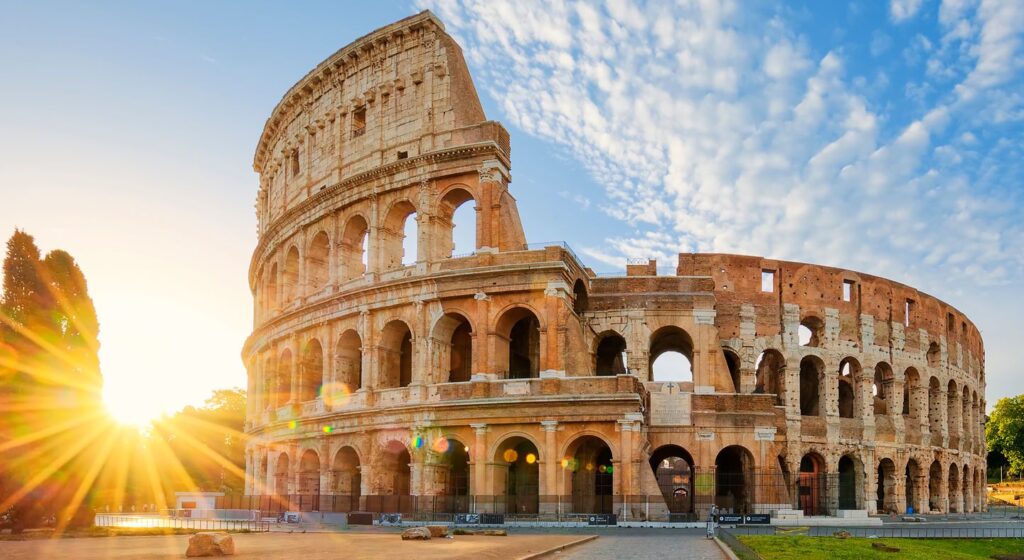 Romeinse Rijk, Colosseum in Rome bij zonsondergang, archeologisch monument, toeristische bezienswaardigheid, historische ruïne, cultuurhistorisch erfgoed, logitrex logistics, logistieke oplossingen.
