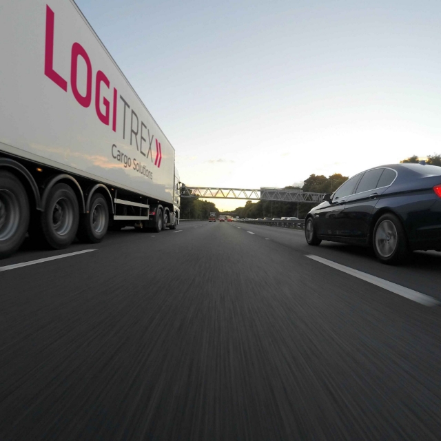 Logitrex vrachtwagen op snelweg met logistieke oplossingen en transportdiensten.