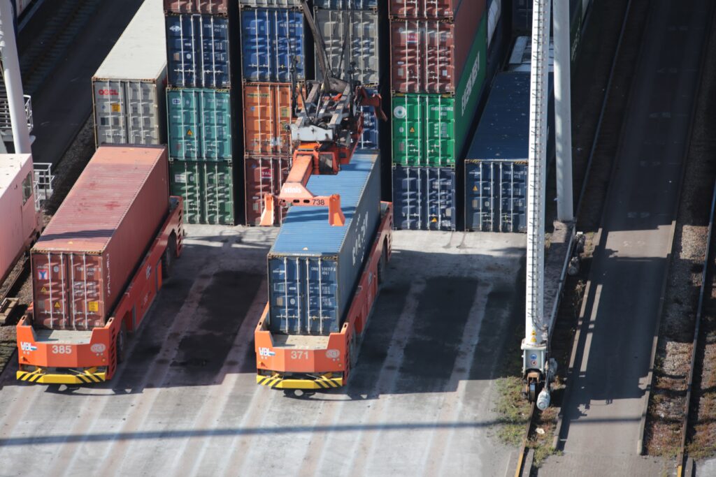 Stouwloods met containers en transportmaterieel op het spoor, geschikt voor logistieke en supply chain oplossingen.