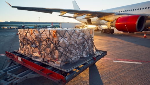 Groene logistiek en vrachtvervoer op de luchthaven, met een pallet vol pakketten klaar voor transport.