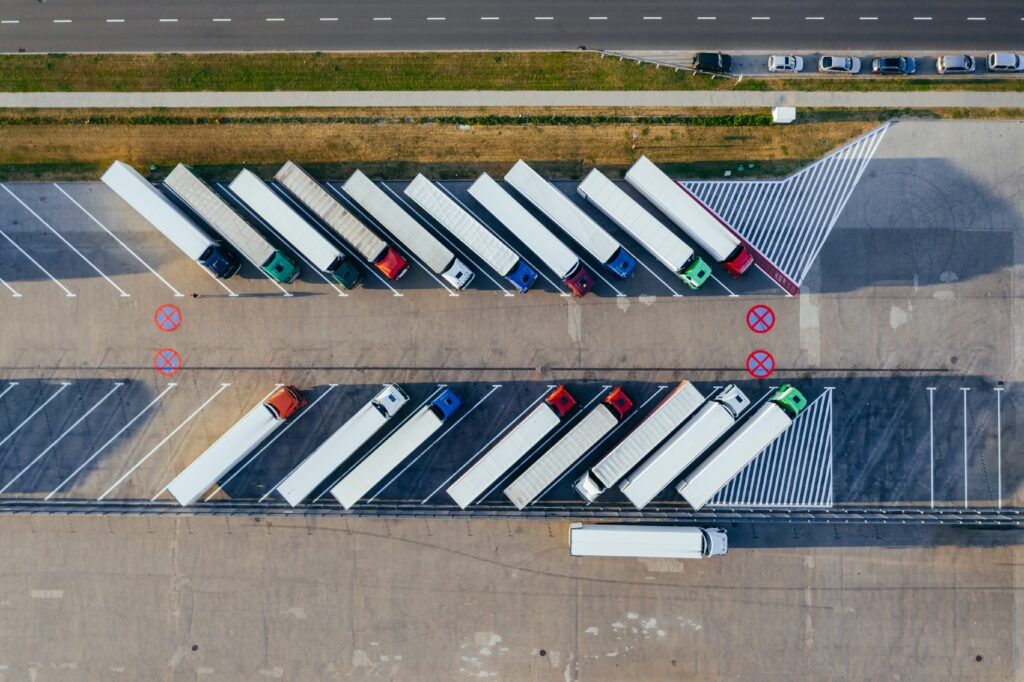 Logistrex vrachtwagens en parkeerplaatsen in een logistiek centrum, overzicht vanaf boven, moderne laad- en loslocatie voor transport en goederen.