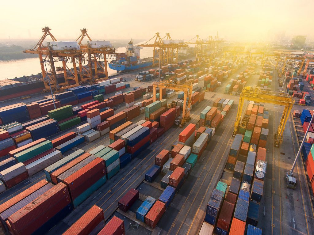 Grote containertoren in logistiek centrum, transport en zeetransport, logistieke diensten, container handling, douane afhandeling, logistiek en supply chain management.