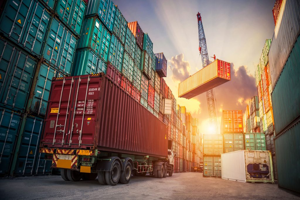 Containerterminal met stapelbare containers en vrachtwagen, logistieke supply chain, transport en verladingsservice.