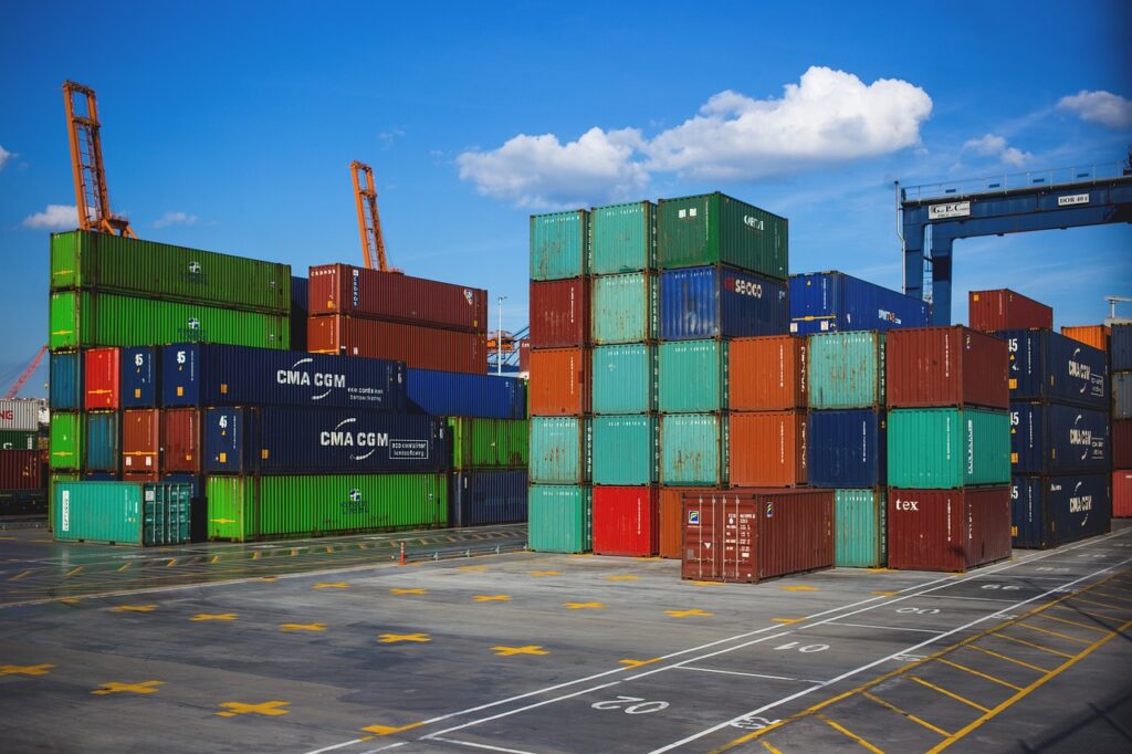 Grote containeraanhang op containerterminal voor logistiek en transport incurstuur.