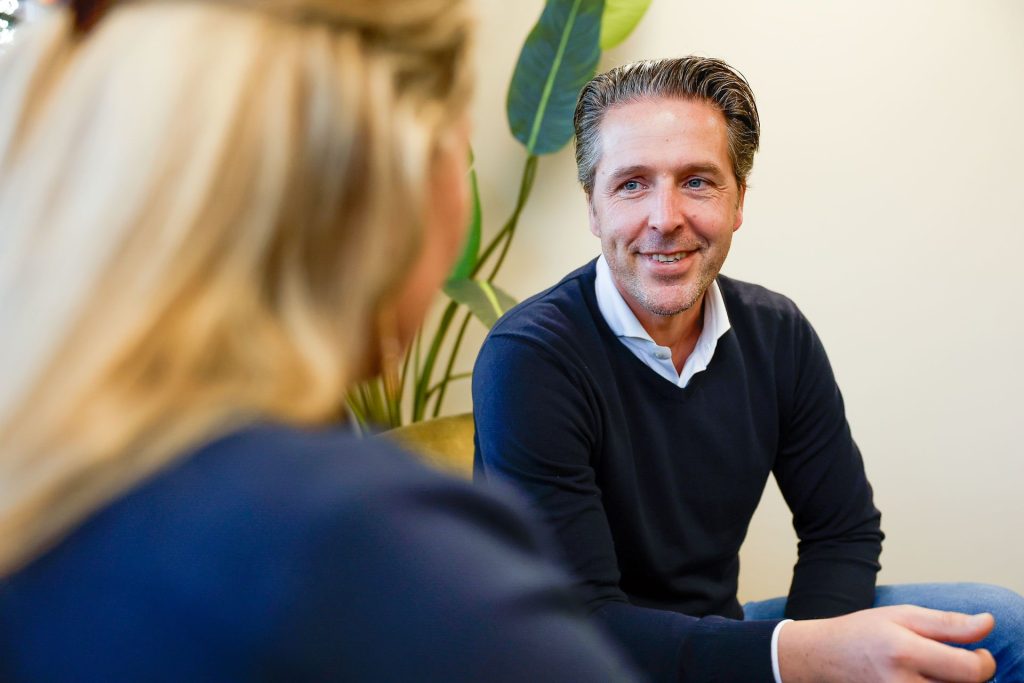 Samenwerking, zakelijke gesprekken, professionele ontmoeting met glimlach, man en vrouw in gesprek, Business meeting, gesprekspartner, kantoor sfeer, vriendelijk, vertrouwen, zakelijke communicatie, Logitrex, connectie, teamwerk.