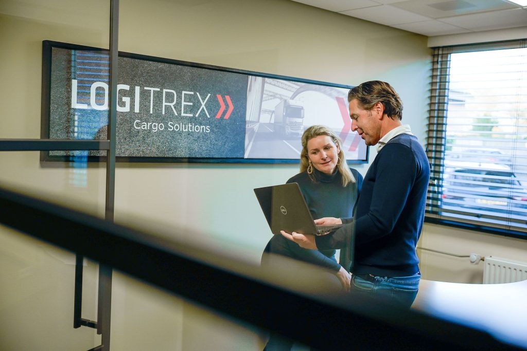 Geautomatiseerde logistiek discussiëren tijdens vergadering bij Logitrex Cargo Solutions.