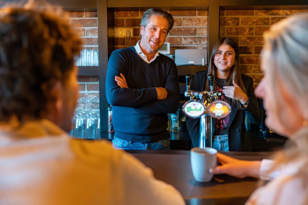 Ontdek klantenservice en management bij Logitrex, met een gezellige sfeer in een modern café. Het team staat klaar om vragen te beantwoorden in een informele setting.