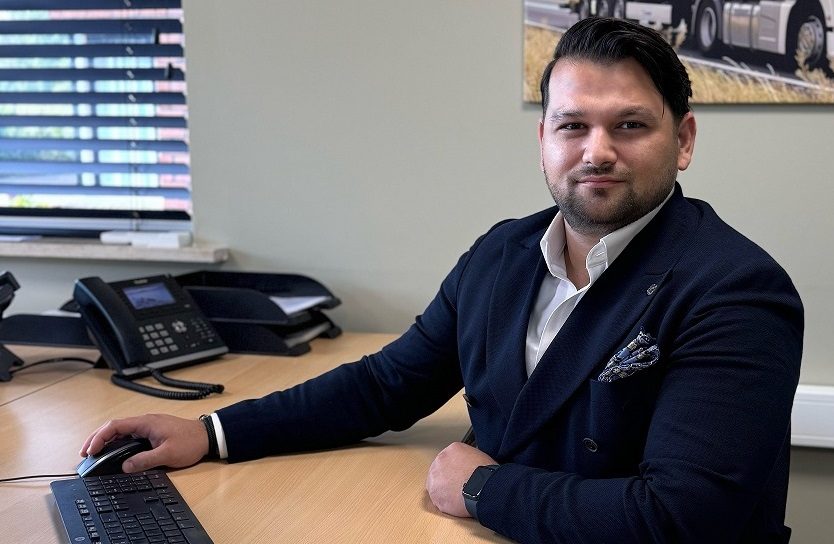 Efficiënte logistiek manager bij Logitrex op kantoor, klaar om transportoplossingen te optimaliseren.
