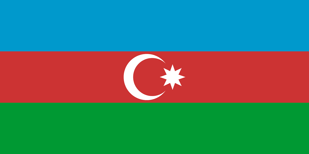 Vlag van Azerbeidzjan met blauwe, rode, groene kleuren en een witte halvemaan en ster in het midden.