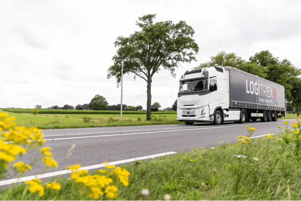 Rijdende Vrachtwagen Met Het Logitrex Logo Voor Transport Van Turkije Naar Nederland